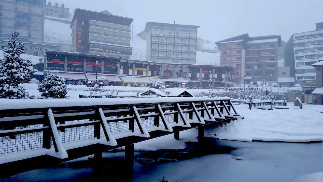La ville et la station de La Mongie dans les Pyrénées sont recouvertes de neige. La station est fermée aujourd'hui pour risque d'avalanche./ Photo : Julie Sacaze