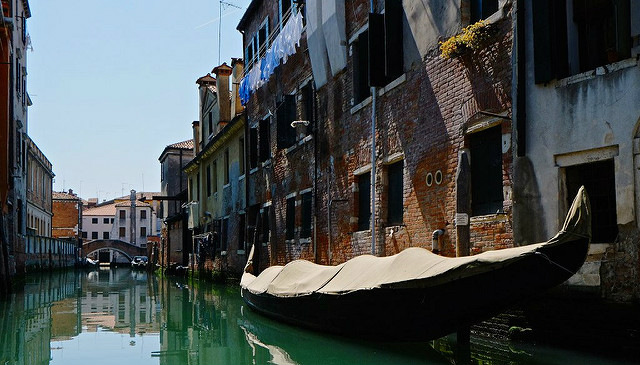 Un migrant se noie dans le Grand Canal de Venise, et personne ne vient l'aider./ Photo CC Max Sat