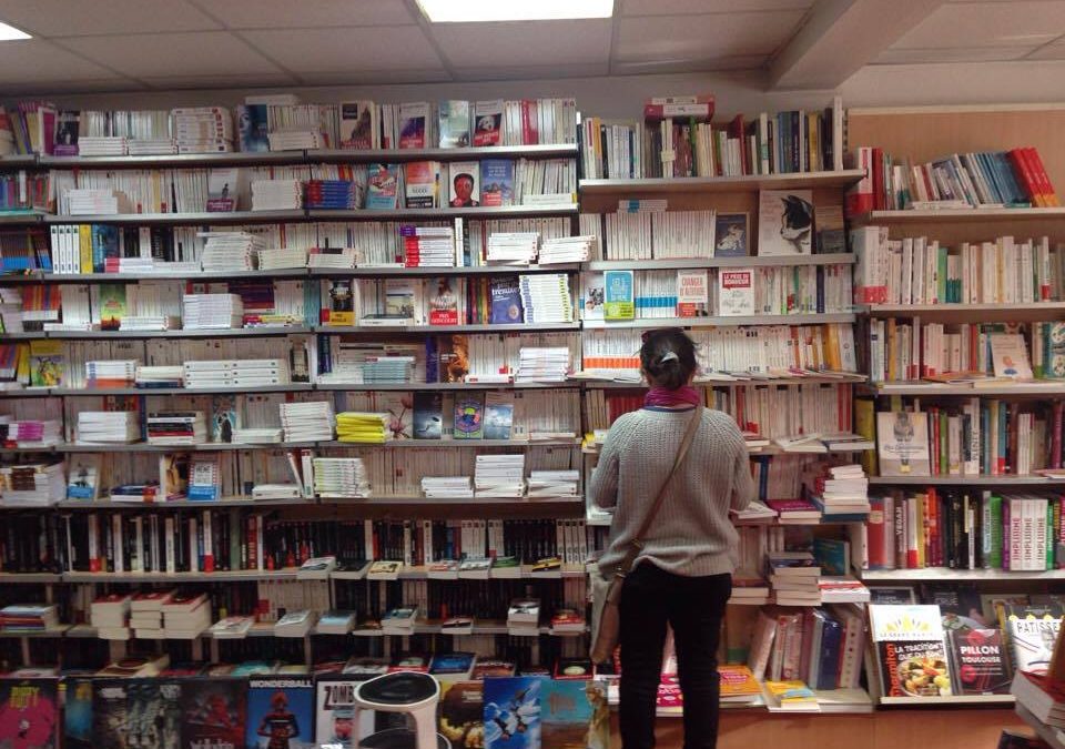 Une cliente à librairie à Juste Titre de Tournefuille. Photo DR LA