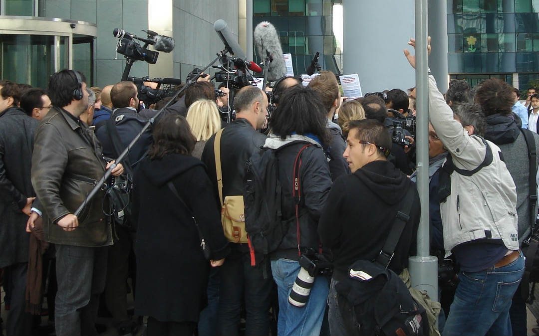 Des journalistes lors d'une visite de Marine le Pen à la Défense./ Photo CC