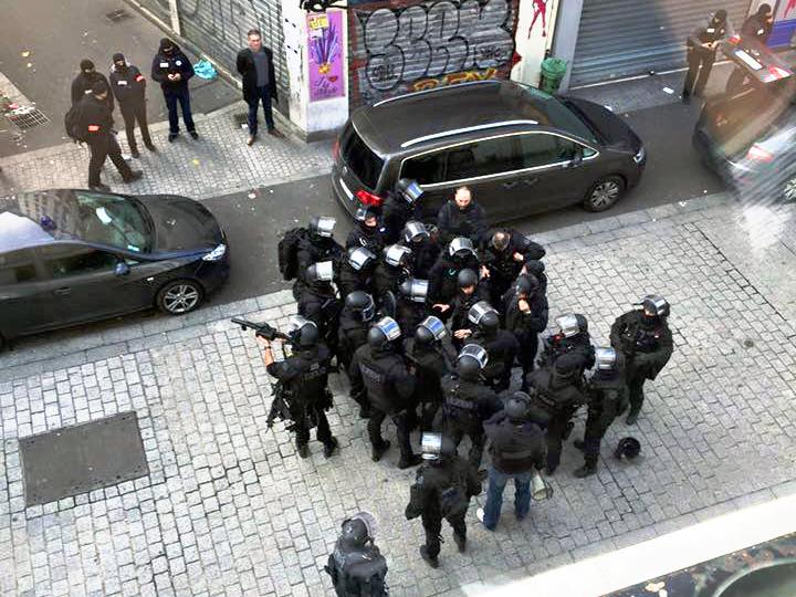 Police_-_rue_de_la_République_Saint-Denis_-_18_nov_2015_(cropped)