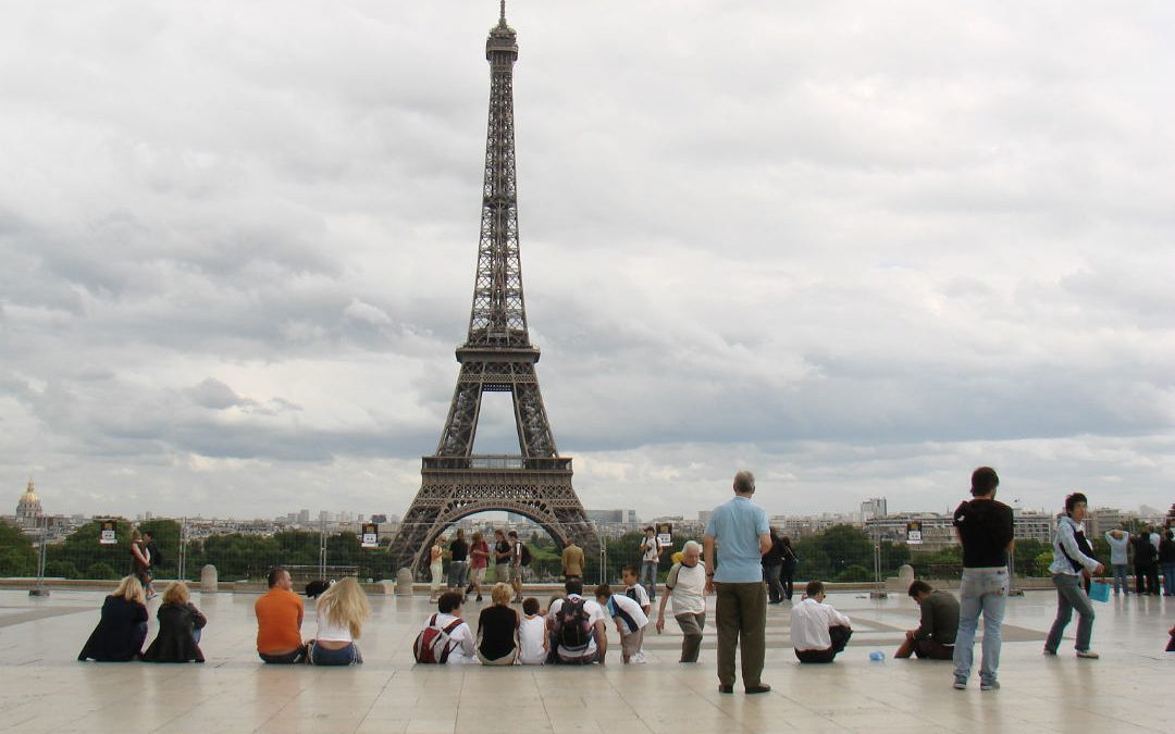Des touristes admirant la Tour Eiffel./photo: CC
