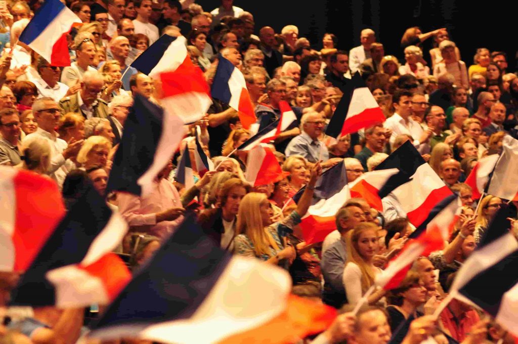 A la fin du meeting, les drapaux se sont de nouveau levés, accompagnés des traditionnels "On va gagner" et "Fillon tiens-bon"