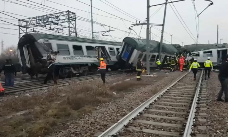 Un train a déraillé ce matin au Nord de l'Italie, près de Milan. / Crédit : capture d'écran BFM TV.