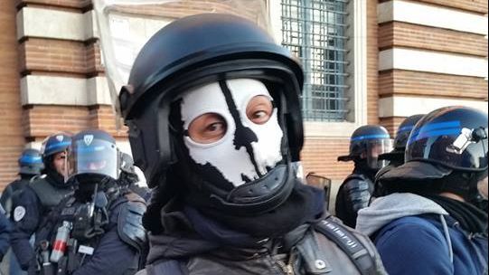 Un policier toulousain, portant une cagoule à l'effigie d'une tête de mort./Twitter