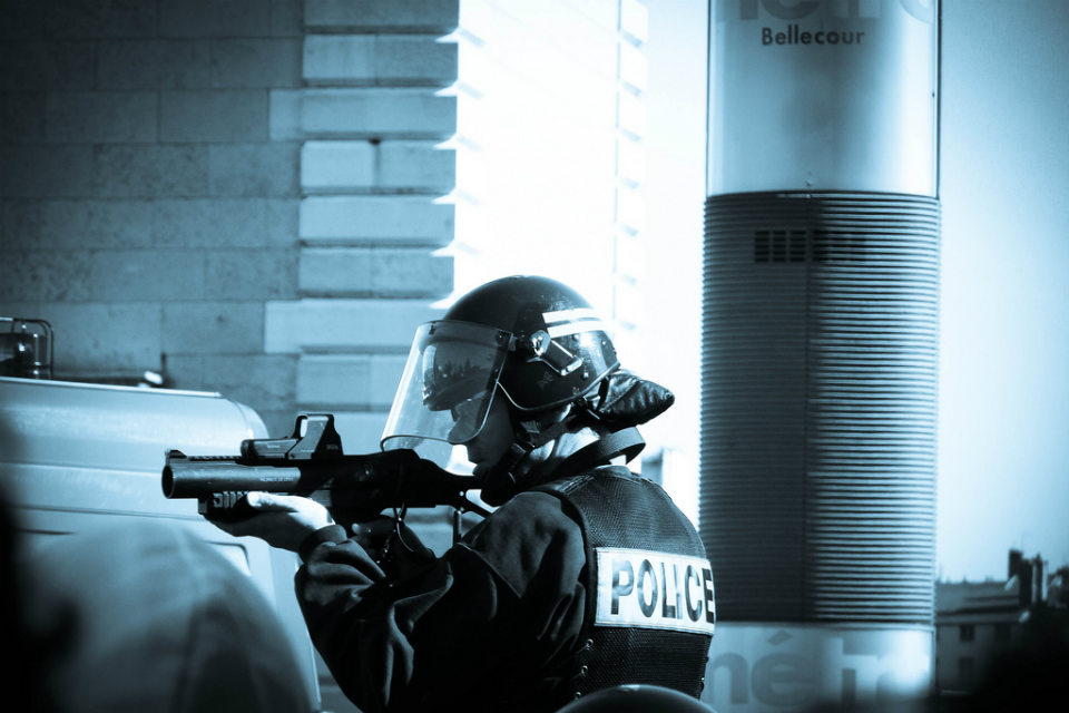 Les LBD, symbole de la division entre les policiers et les manifestants./ Crédits photo : Flickr