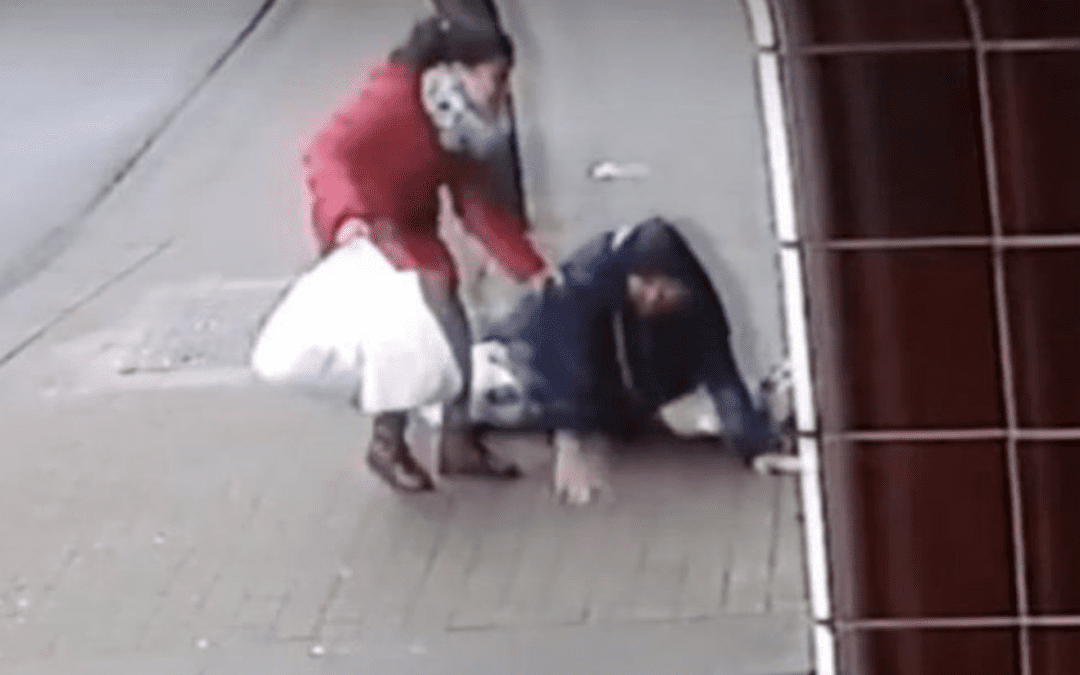 Vidéo une femme voilée agressée en pleine rue / Crédits : Capture d'écran caméra de surveillance