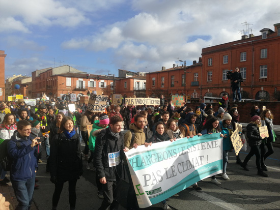 Plusieurs centaines de personnes se sont réunies pour la marche pour le climat./ Crédits : C.O