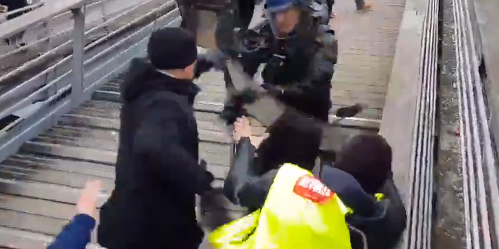 Christophe Dettinger s'en prend aux forces de l'ordre.