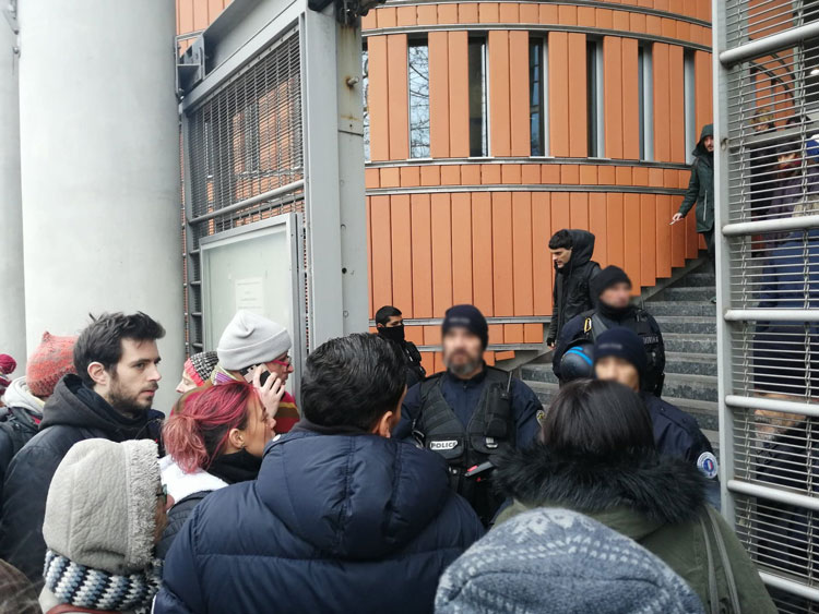 De nombreuses personnes se sont rendues ce mardi 8 janvier devant le tribunal de Toulouse/C.O