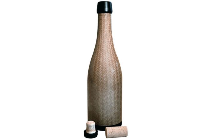 Les bouteilles en lin adoptent une forme relativement similaire à celle des bouteilles en verre / Crédits : Green Gen Technologies