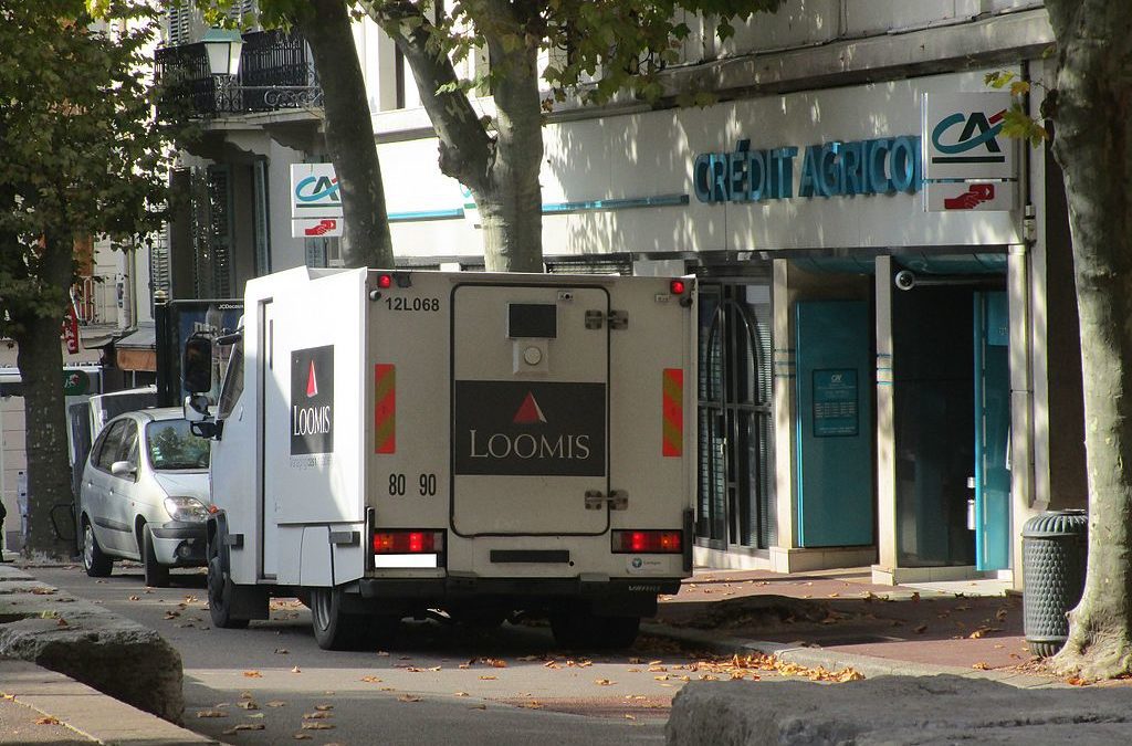 Un convoyeur de fonds conduisant un camion de la société Loomis est activement recherché. Crédits : Wikipédia Commons