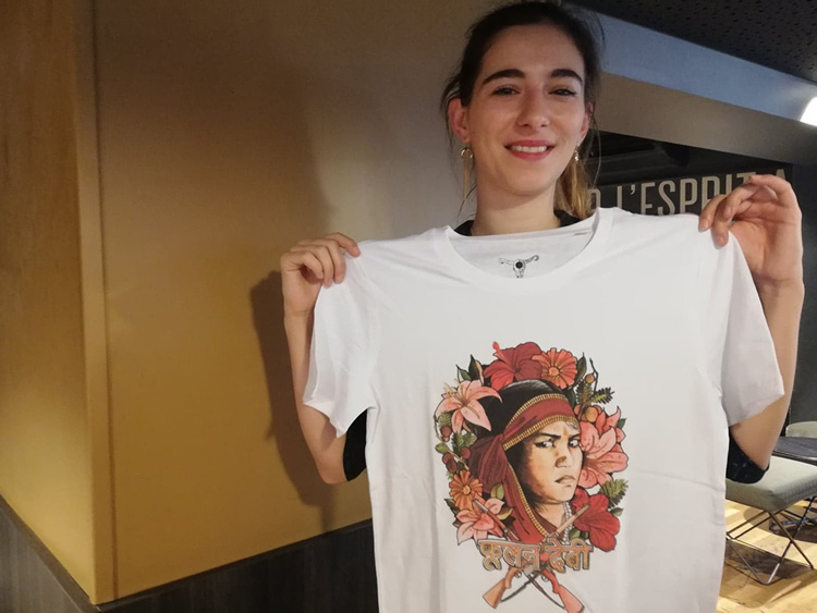 Pauline Cistac pose avec un de ses t-shirts, à l'effigie de Phoolan Devi / Crédits : Coraline Mercier