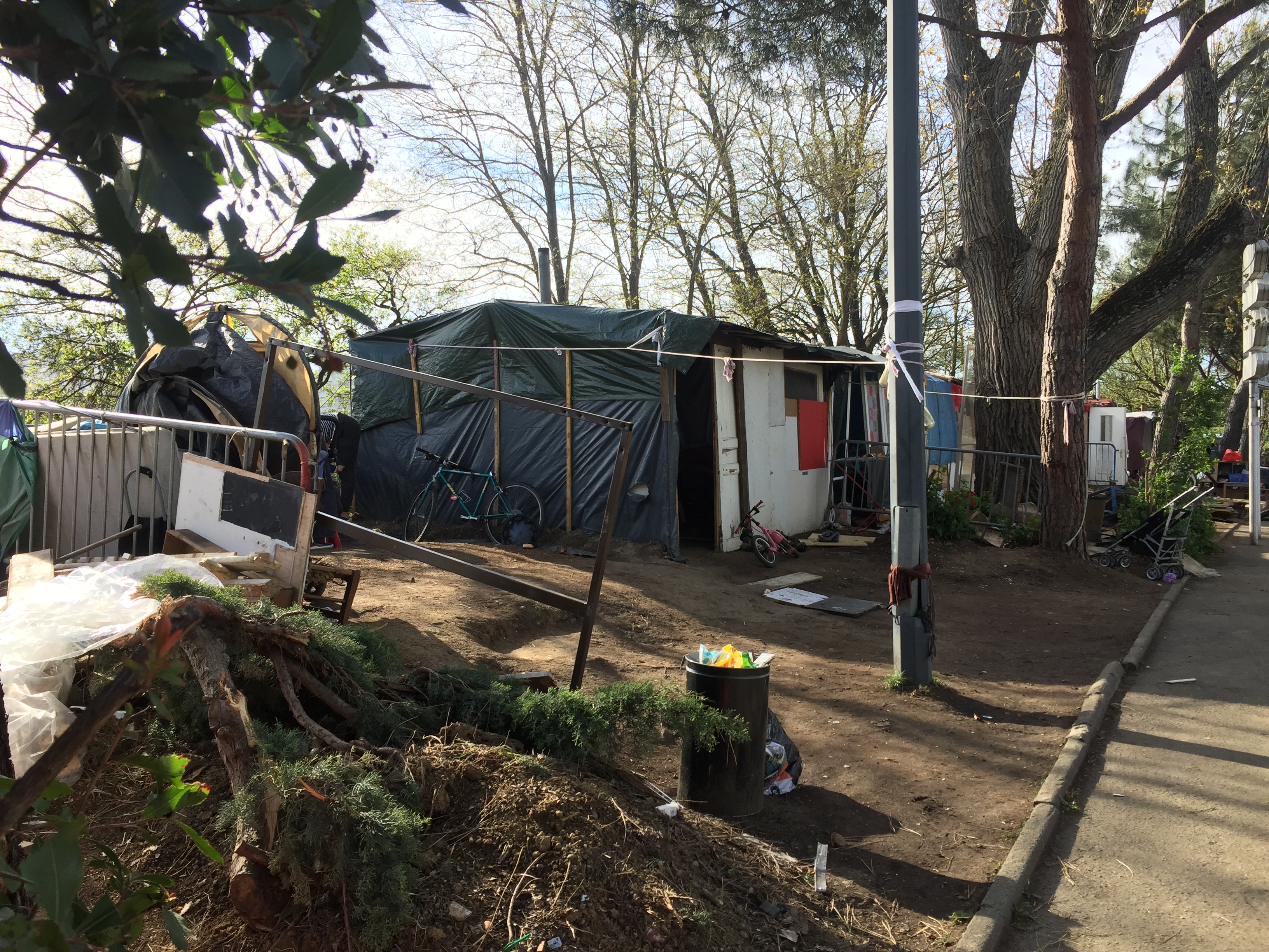 Abri de fortune du campement de réfugiés de l’île du Ramier. Vendredi 05 avril