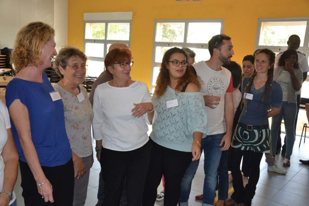 Ghislaine Blanchard à droite de l'image, lors d'une réunion "inter-générationnelle" au sein de son association - © Mieux Ensemble