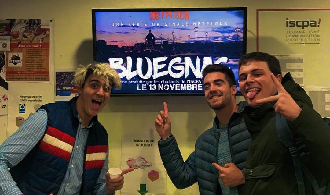 Les trois étudiants de l'ISCPA Toulouse devant l'affiche du premier épisode (Crédit Photo : Bastien Rodrigues)