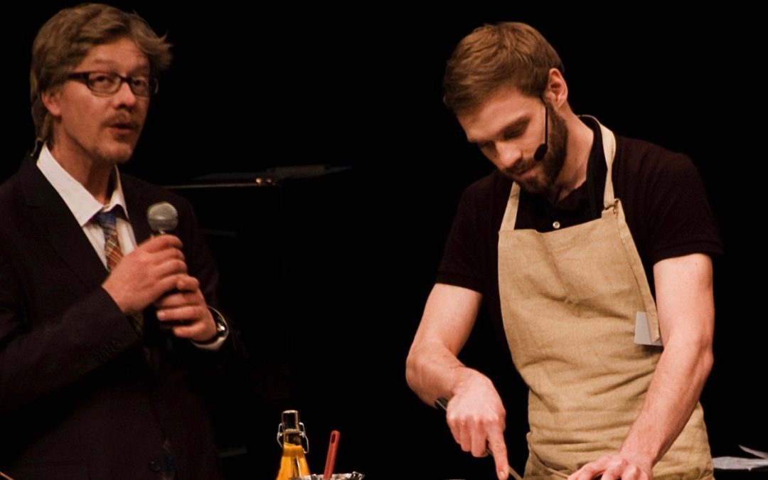 Sébastien Demorand (à gauche) avait été juré dans l'émission Top Chef. (Crédit : Sven Chartier, Flickr)