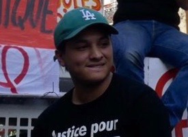 19 janvier. Le journaliste militant Taha Bouhafs a été remis en liberté. Il avait été placé en garde à vue la veille après avoir signalé la présence d’Emmanuel Macron au théâtre des Bouffes du Nord. Crédit : Creative Commons