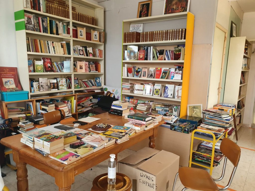 Le coin librairie de la boutique. Crédit: Océane Arasse