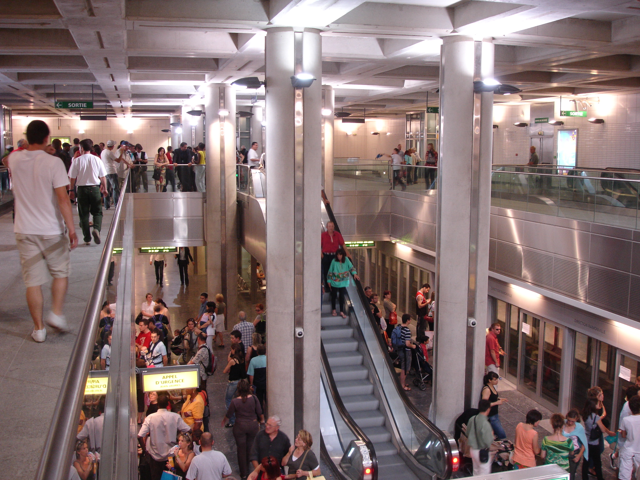 Les escaliers mécaniques de la station de métro Jean-Jaures. Crédit : Wikimedia Commons