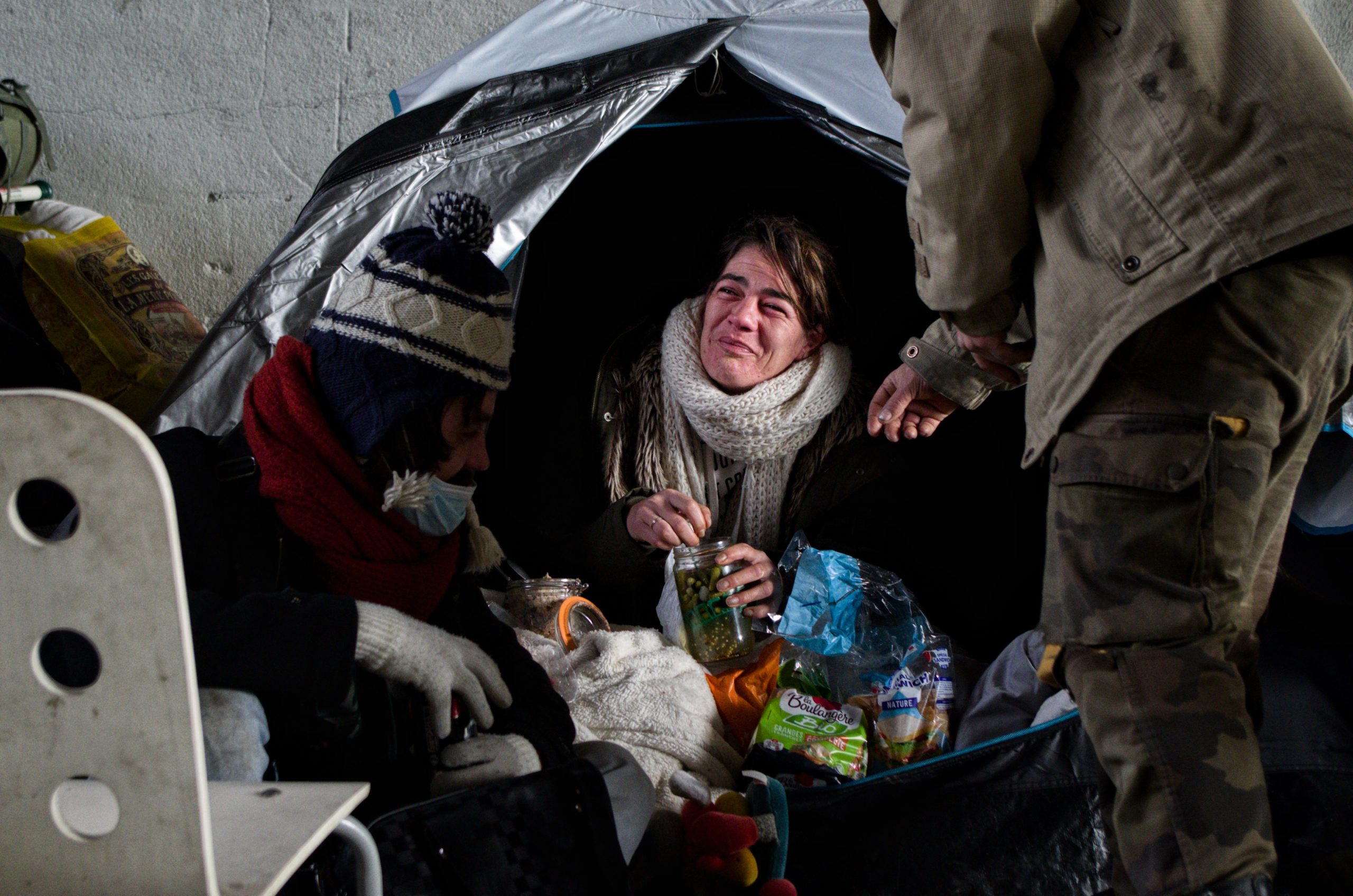 Depuis plusieurs années, le pont Saint-Michel offre aux SDF un refuge à l'abri de la pluie en hiver.