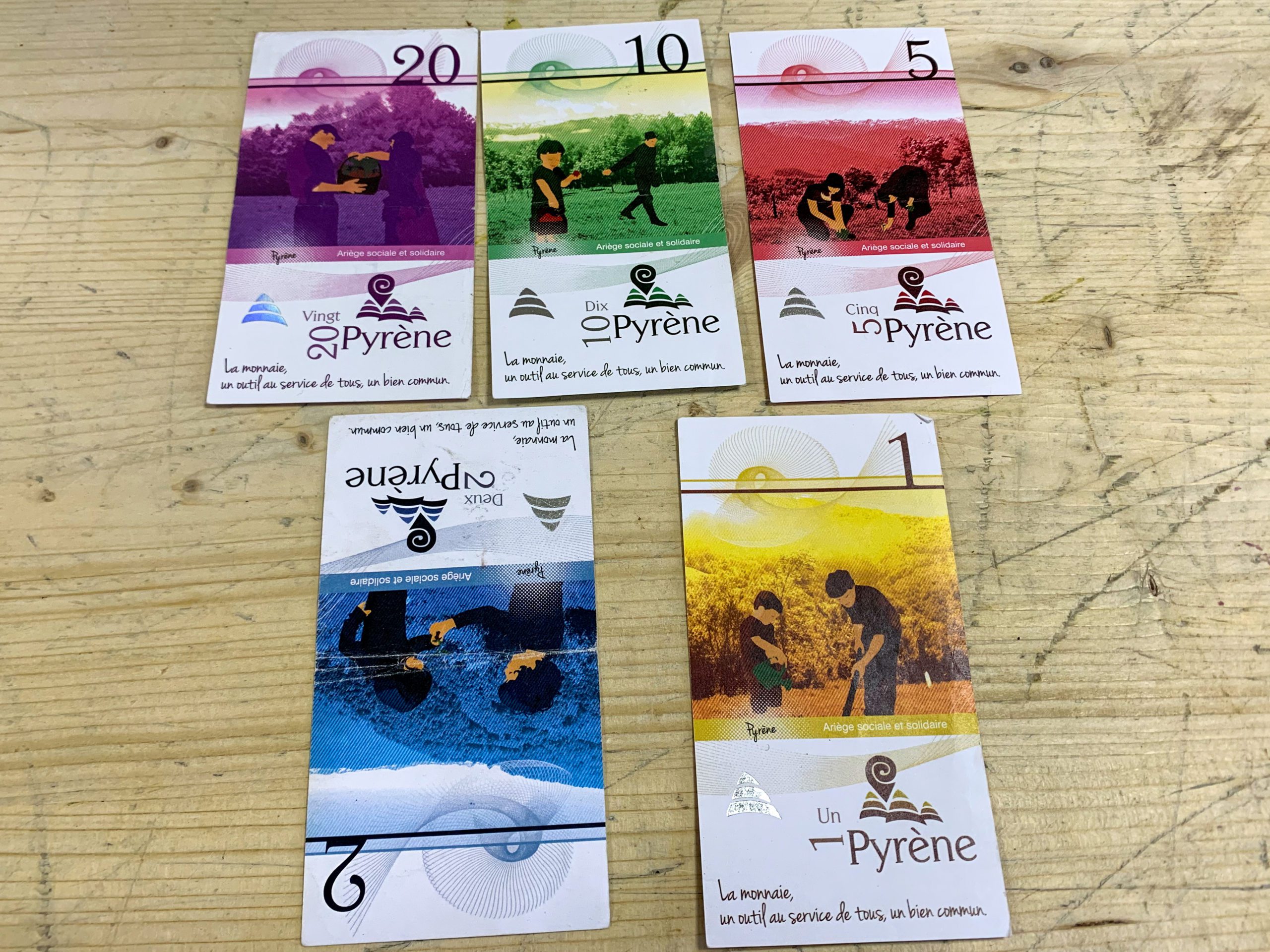 Le pyrène se présente sous forme de billets de 1, 2, 5, 10 et 20, avec un taux de conversion de 1 Py pour 1 euro.