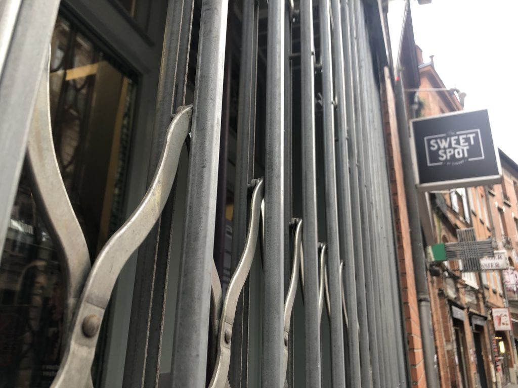 La plupart des commerces du centre-ville toulousains étaient fermés. Crédit : Charles Déqué