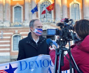 Scott Stroub, président du Parti démocrate étranger à Toulouse face aux journalistes. Crédit : Thomas Naudi