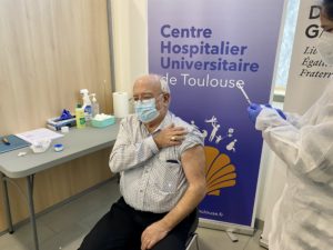 Christian est le premier vacciné du centre à Castanet-Tolosan près de Toulouse. Crédit : Guillaume Pannetier