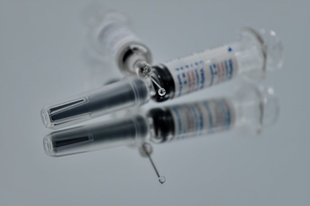 Le vaccin de Pfizer n'est actuellement pas produit en France mais en Belgique notamment.