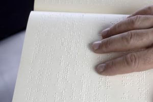 Une vingtaine de livres ont pu être adaptés en braille par le Centre de transcription de Toulouse. Crédit: Pixabay/Myriams Fotos