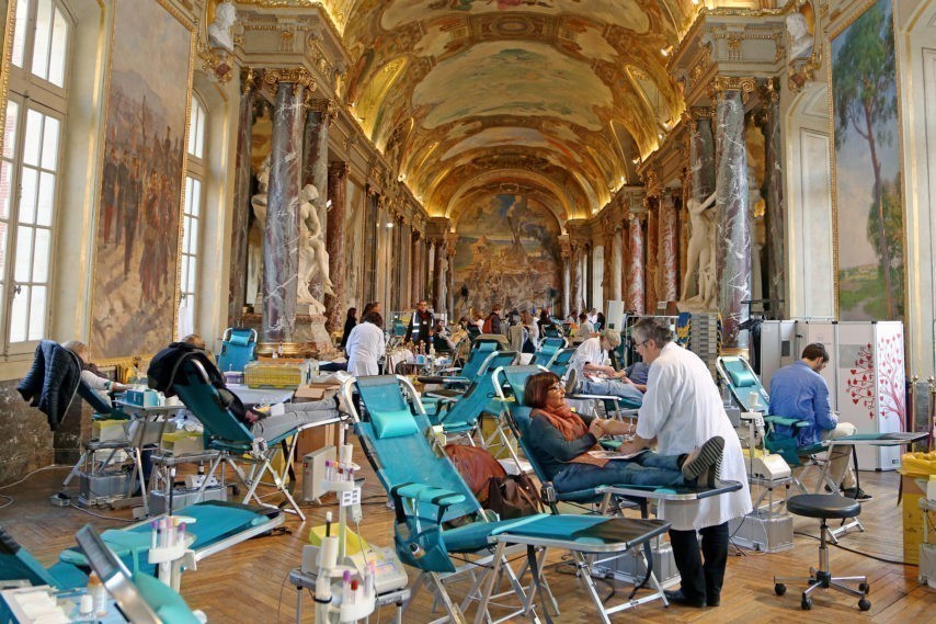 Une grande collecte de sang est organisée dans les salons du Capitole, à Toulouse. Crédit photo : EFS