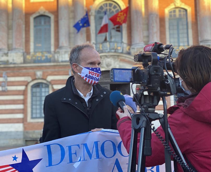 Scott Stroud, président des démocrates à l'étranger devant le capitole de Toulouse. Crédit : Thomas Naudi