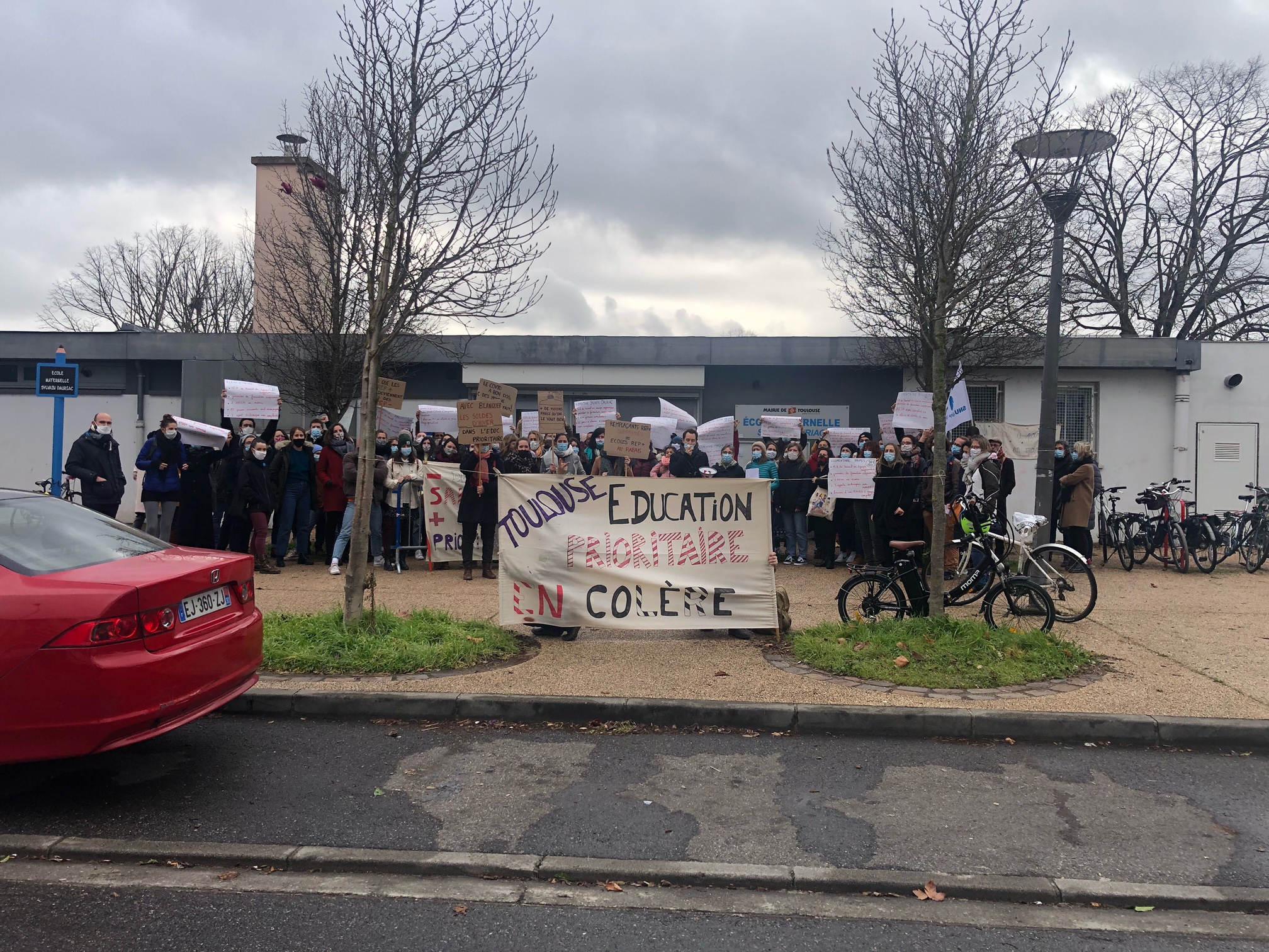 Le corps enseignant manifeste devant l'école Sylvain Dauriac pour demander plus de moyens. Crédit : Lauriane Pelao