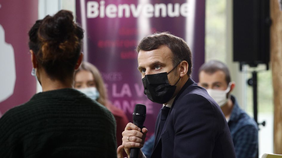 Emmanuel Macron en discussion avec des étudiants de l'université Paris-Saclay. Crédit : Yoan Valat - AFP