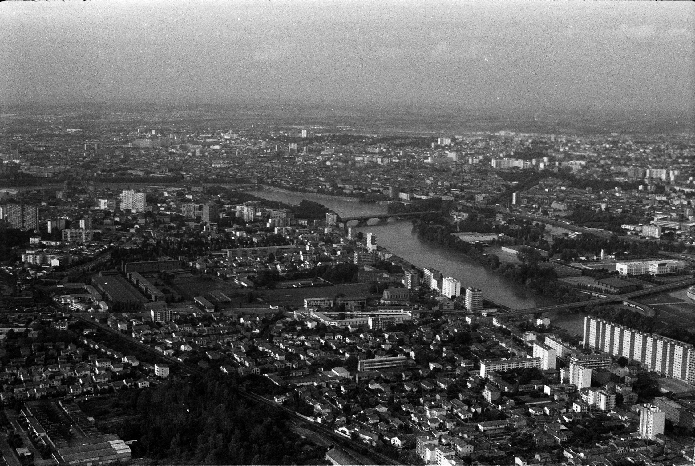 Vue aérienne de Toulouse en 1977