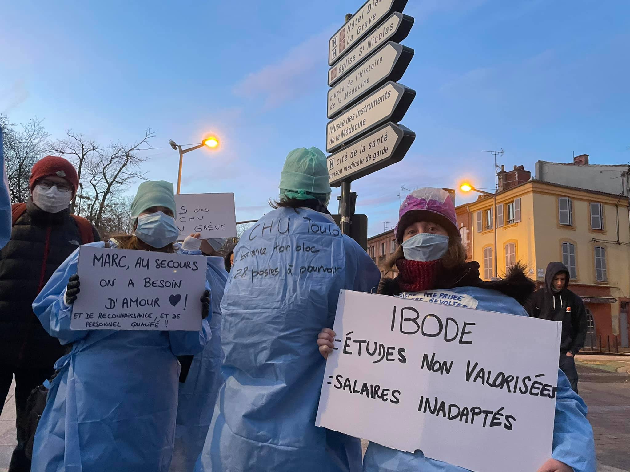 Ce lundi 15 février, une poignée d'infirmiers manifestaient devant la direction des hôpitaux toulousains. Crédits : Page Facebook de la CGT