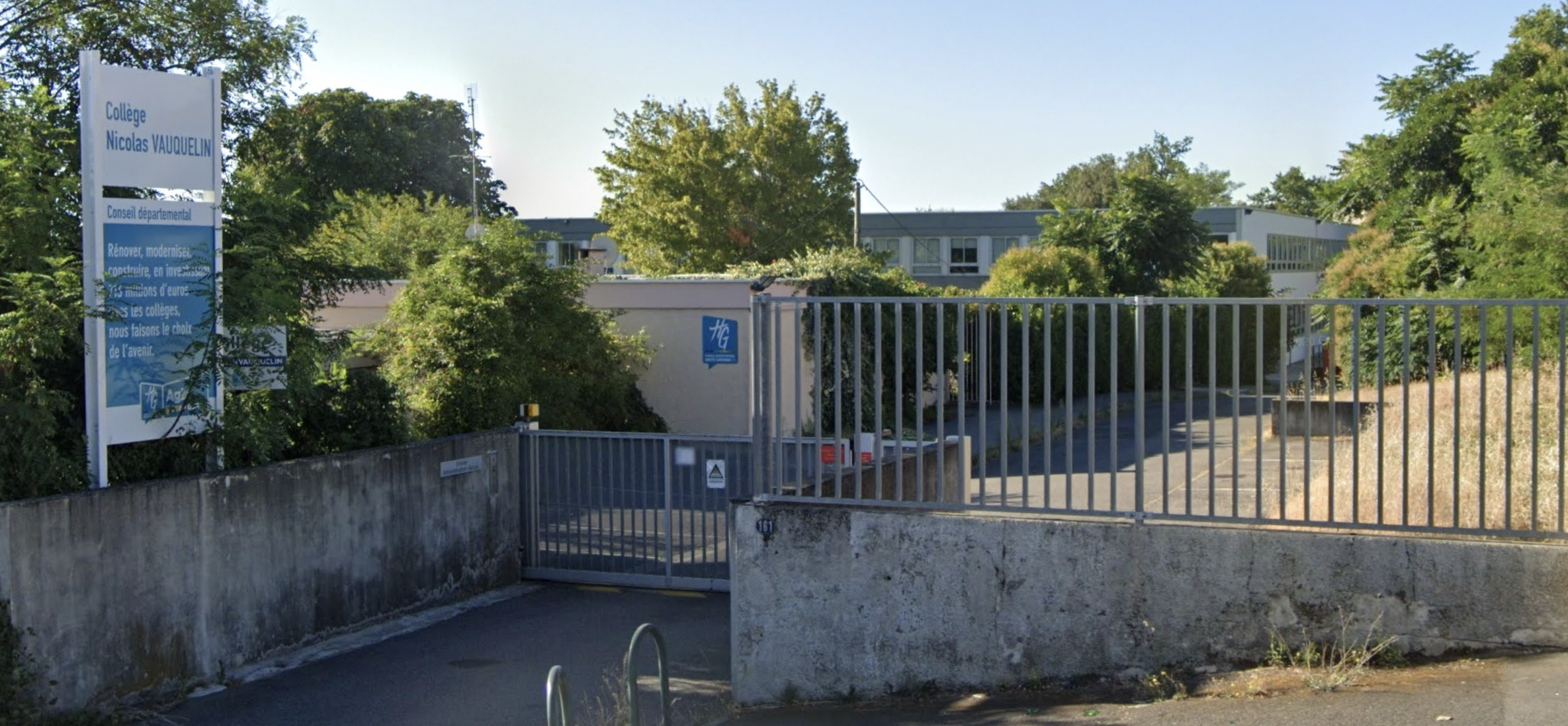 Le collège Louis-Nicolas Vauquelin ne rouvrira pas ses portes avant la rentrée des vacances scolaires. Crédits : Google Street View
