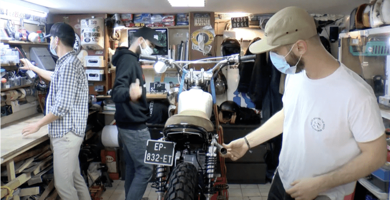 Un atelier de réparation moto, en live sur Twitch