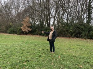 Florent Xavier Gadea se trouve là où une partie de la micro-forêt Miyawaki sera plantée. Crédit : Lauriane Pelao.