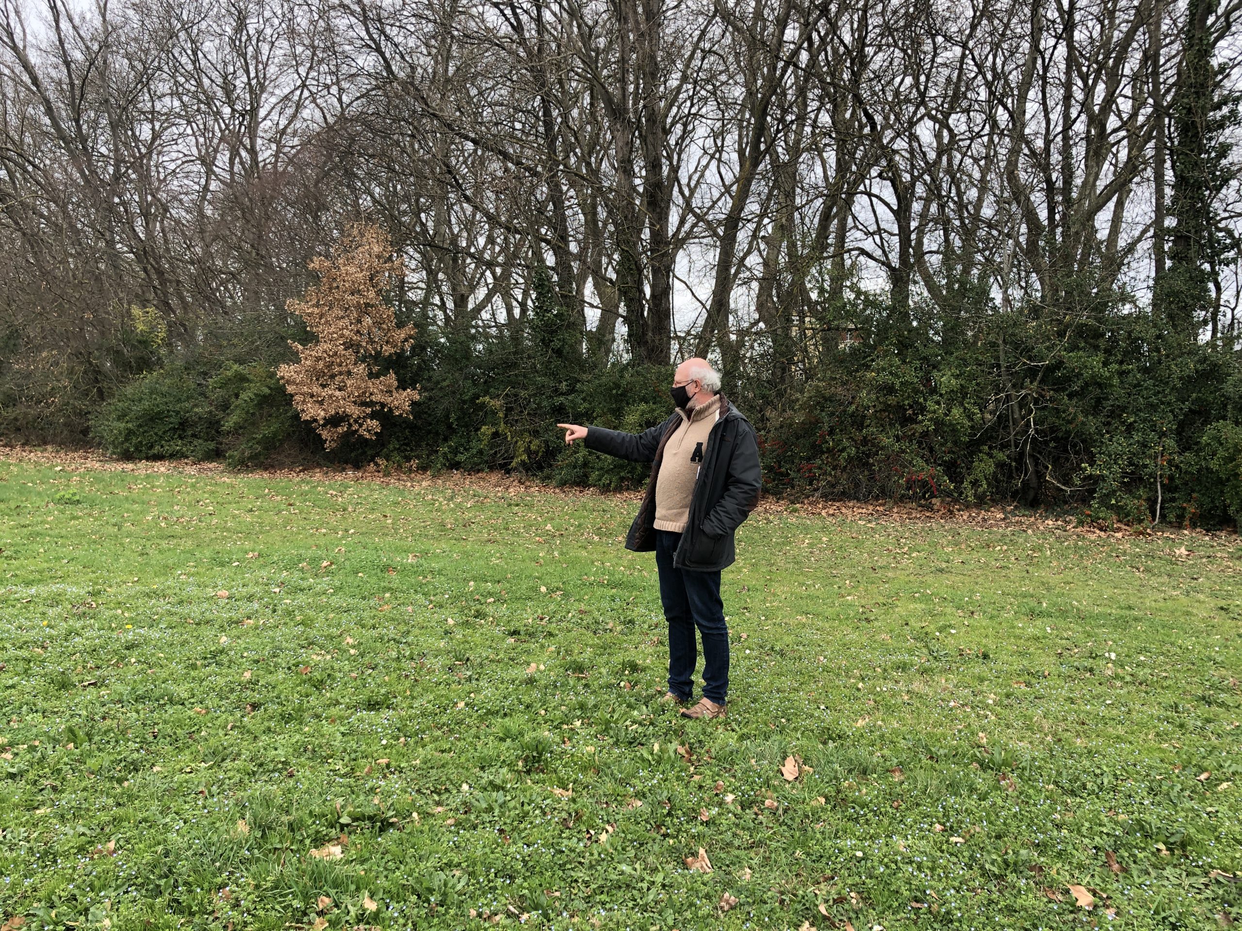 Florent Xavier Gadea se trouve là où une partie de la micro-forêt Miyawaki sera plantée. Crédit : Lauriane Pelao.