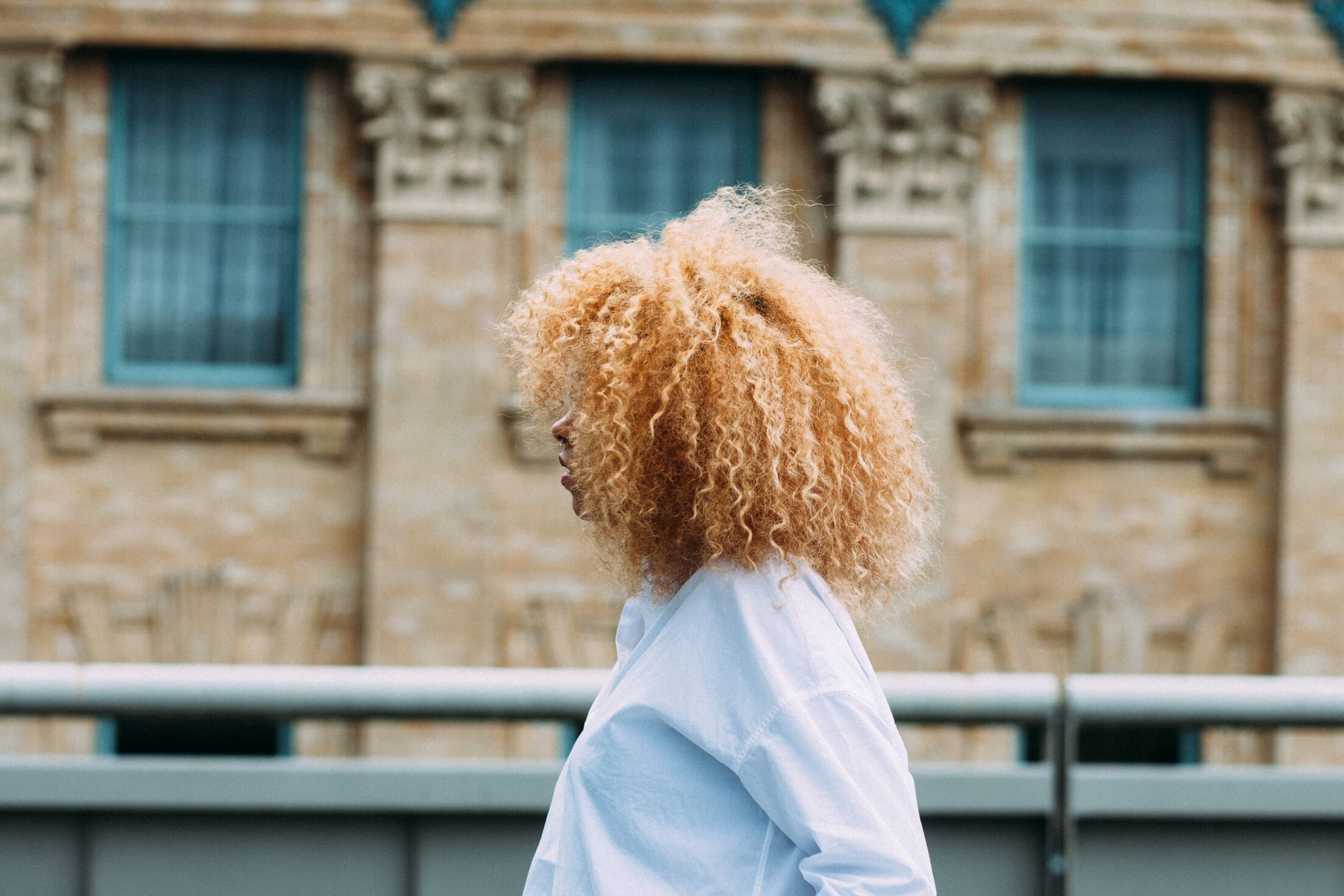 Très peu de coiffeurs sont formés à travailler sur des cheveux frisés/crépus. Crédit : Cortney White de Unsplash.