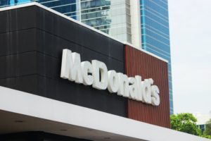 McDonald's supprime les jouets en plastique dans ses Happy Meal. Crédit : Unsplash