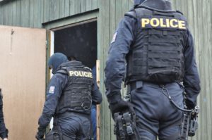 L'homme était recherché dans le cadre d'une enquête pour assasinat. Crédit : JirkaF via Pixabay