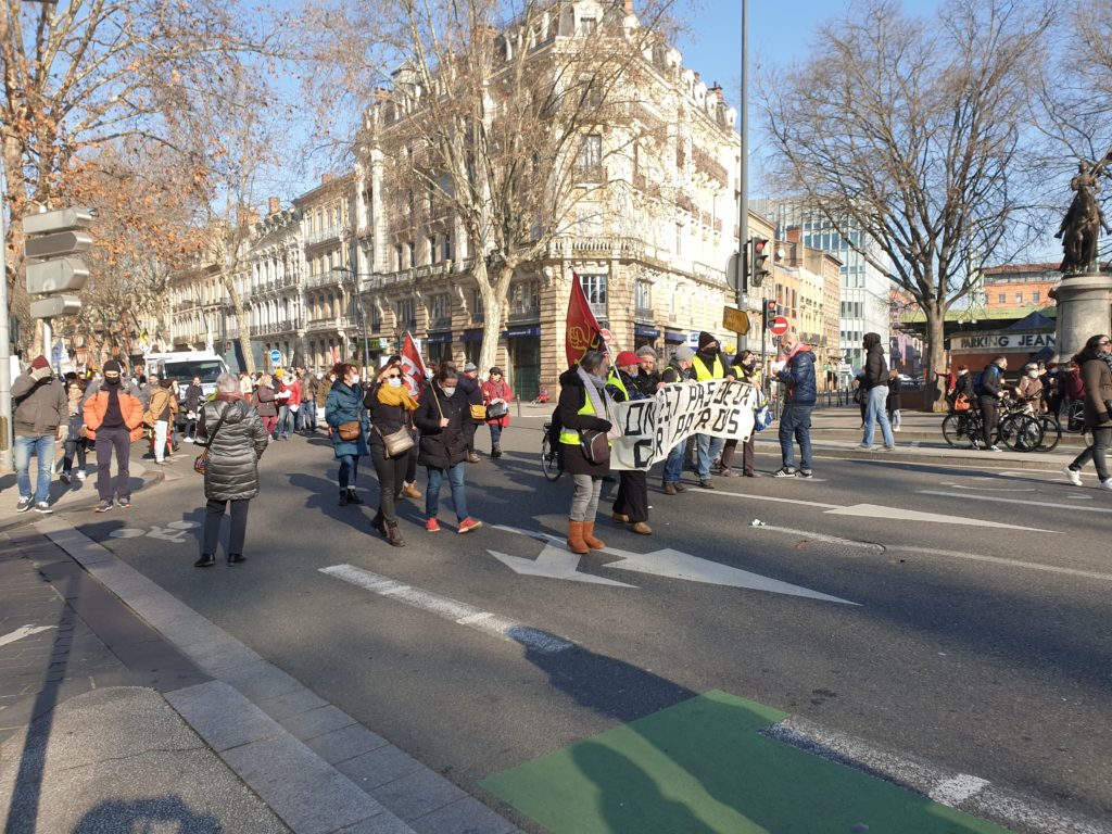 "On n'est pas de la chair à patrons" contestent ces manifestants. © Louane Jean