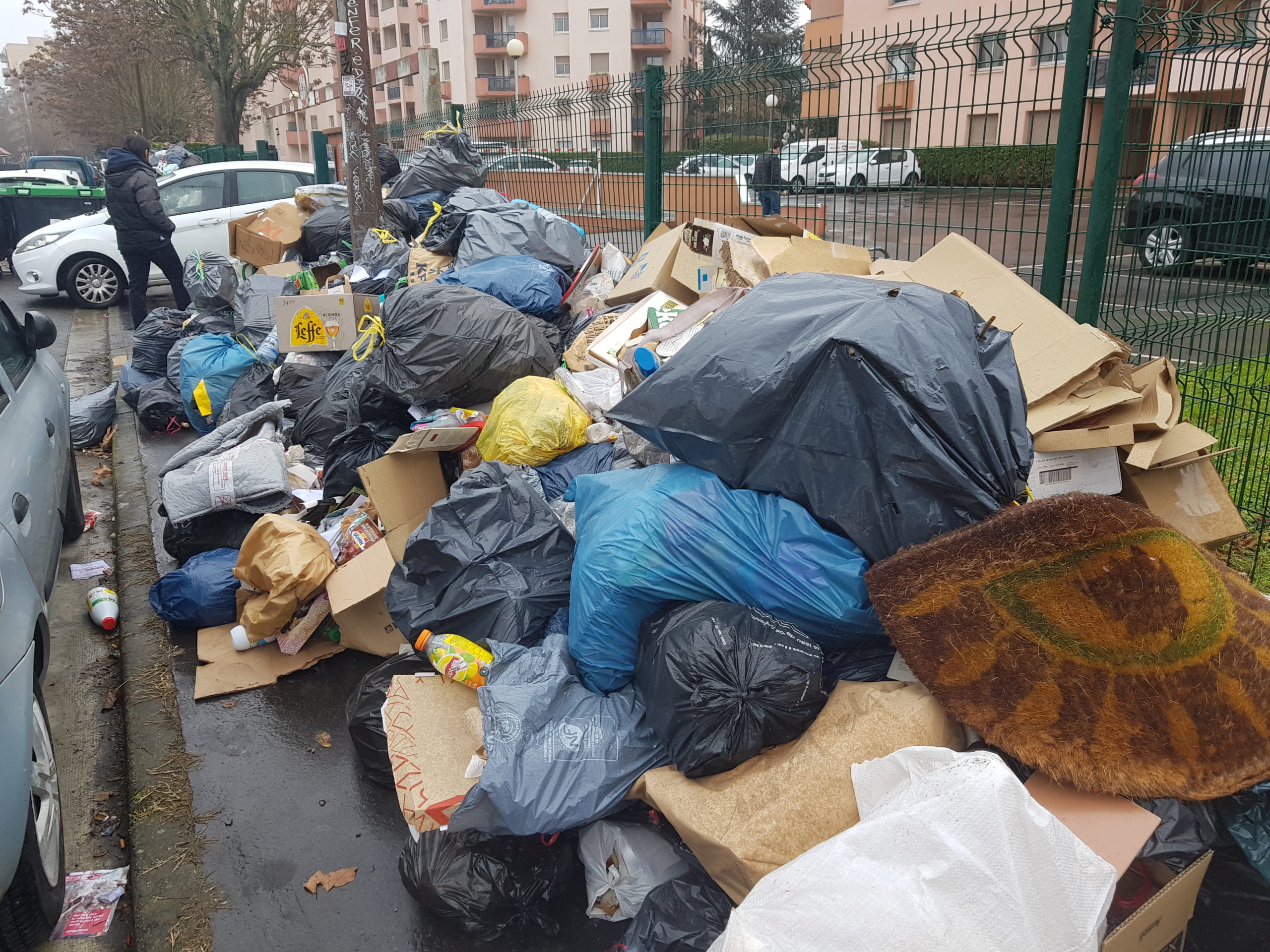 Les déchets s'amoncellent dans certains quartiers toulousains