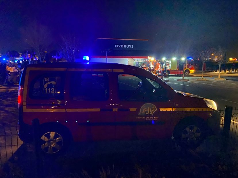 Les employés ont attendu jusqu'à 20h15 sur le parking du restaurant. © Mathis Fessard