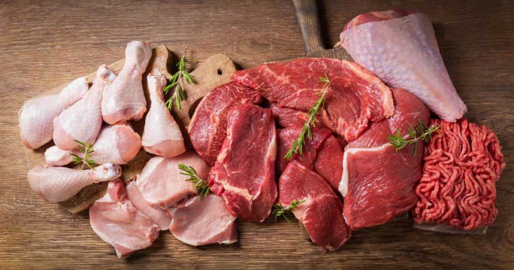 Assortiment de viandes (porc, mouton, agneau et volaille).