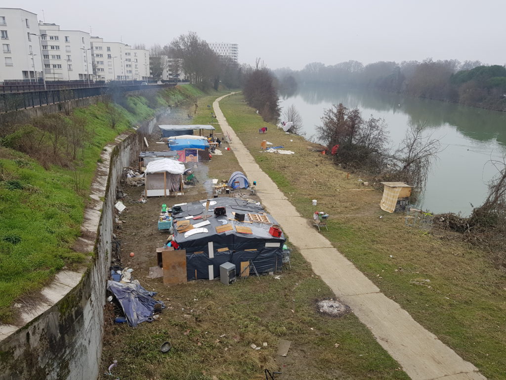 Le campement de fortune de quinze migrants albanais. ©Le24heures