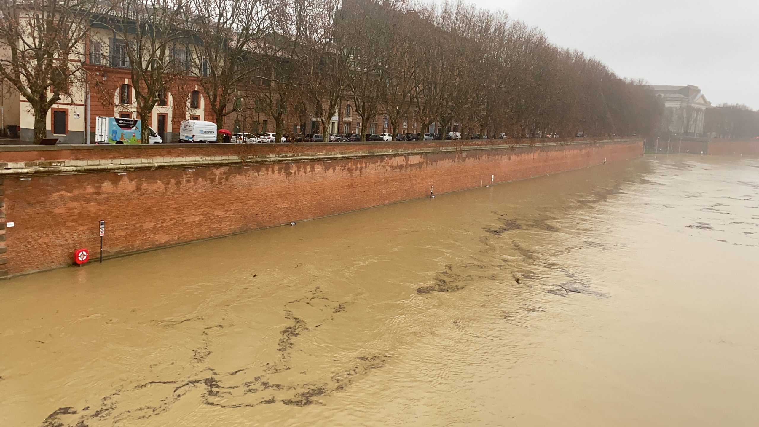 A Toulouse, la Garonne est sortie de son lit ce lundi. Météo et intempéries ©Jadepied